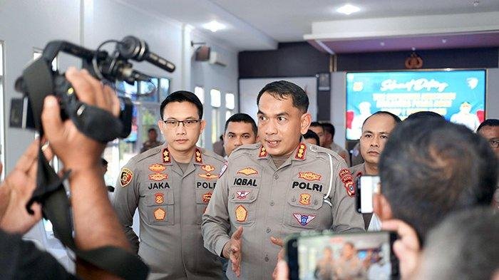 Dirlantas Polda Aceh, Kombes Pol M. Iqbal Alqudusy saat memberikan keterangan kepada jurnalis usai melaksanakan kegiatan Supervisi Asistensi Tahap I Tahun 2025 di Kabupaten Pidie, Rabu (21/5/2025). 