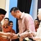 H Syech Muharram Idris menyerahkan cinderamata kepada Kolonel Czi Widya Wijanarko SSos MTr (Han) pada acara Lepas Sambut Komandan Kodim 0101/KBA, menggantikan Kolonel Czi Widya Wijanarko SSos MTr (Han), di Gedung Landmark BSI Aceh, Banda Aceh, Selasa (13/05/2025) malam. 