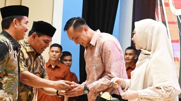 H Syech Muharram Idris menyerahkan cinderamata kepada Kolonel Czi Widya Wijanarko SSos MTr (Han) pada acara Lepas Sambut Komandan Kodim 0101/KBA, menggantikan Kolonel Czi Widya Wijanarko SSos MTr (Han), di Gedung Landmark BSI Aceh, Banda Aceh, Selasa (13/05/2025) malam. 