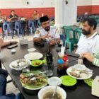 Bupati Aceh Timur Iskandar Usman Al-Farlaky sambut Gubernur Aceh Mualem tiba di Aceh usai berobat di Singapura, di Rumah Makan Sop Tamora, Kota Langsa, Rabu (14/5/2025).