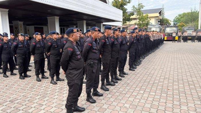 AMANKAN MAY DAY – Ratusan personel Polda Aceh dikerahkan dalam rangka mengamankan peringatan Hari Buruh Internasional atau May Day 2025, Kamis (1/5/2025). 