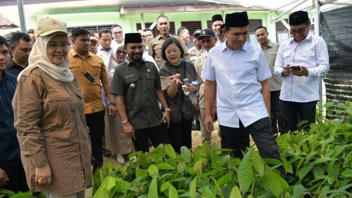 Wakil Gubernur Aceh, Fadhlullah, SE, bersama Bupati Aceh Timur, Iskandar Usman Alfarlaky, serta Kepala Dinas Pertanian dan Perkebunan Aceh, Cut Huzaimah, meresmikan Pusat Pengembangan Kakao (Cocoa Development Center) yang berlokasi di Birem Bayeun, Kabupaten Aceh Timur, pada Jumat (16/05/2025). 