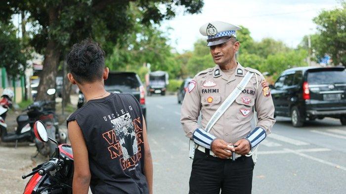 Personel Ditlantas Polda Aceh menindak salah seorang pengendara sepeda motor (sepmor) yang tidak memakai helm di Jalan Cut Nyak Dhien Banda Aceh, Rabu (14/5/2025).