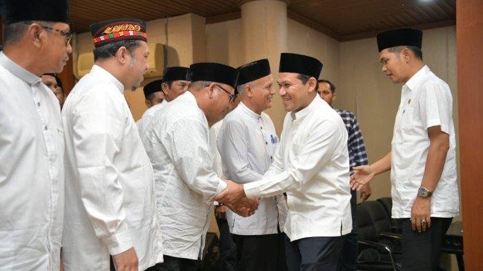 BERSALAMAN – Wakil Gubernur Aceh, Fadhlullah, menyalami satu per satu calon jamaah haji Pemerintah Aceh Tahun 2025M/1446 H, di Gedung Serbaguna Setda Aceh, Jumat (9/5/2025).