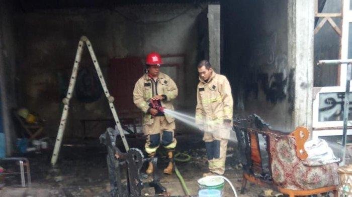 Garasi rumah milik warga Dusun Manggis, Gampong Lamgaboh, Kecamatan Lhoknga, Aceh Besar terbakar dan sempat membuat panik masyarakat setempat, Minggu (25/5/2025).
