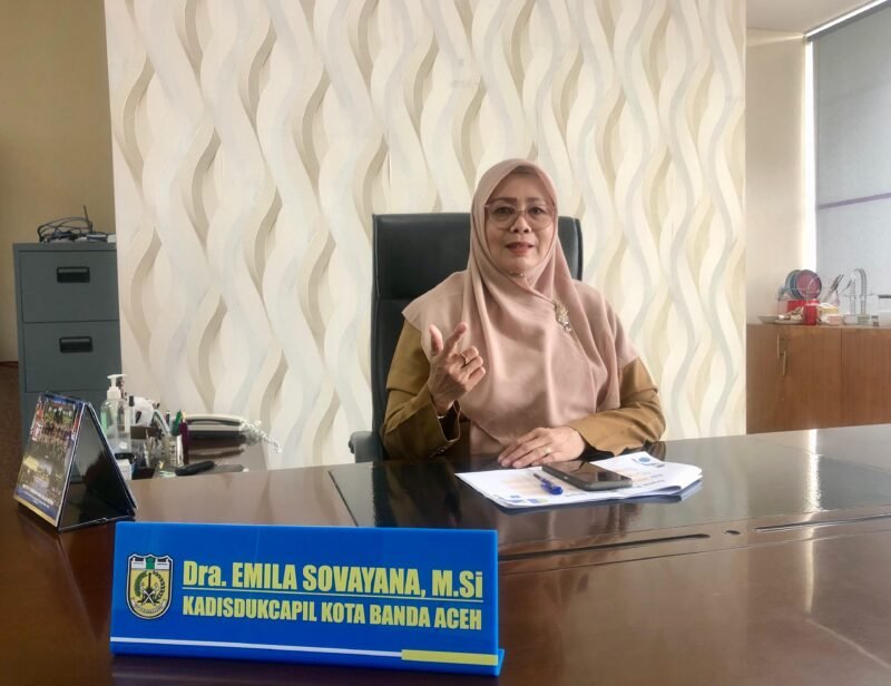 Kepala Dinas Kependudukan dan Pencatatan Sipil (Disdukcapil) Banda Aceh, Emila Sovayana saat ditemui media di kantornya, Senin (28/4/2025). Foto: Dok. AcehNow