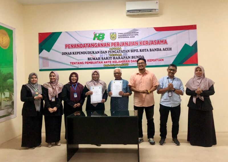 Foto bersama setelah proses penandatangan perjanjian kerjasama antara Disdukcapil Banda Aceh dan RS Harapan Bunda. Foto: Dok. AcehNow