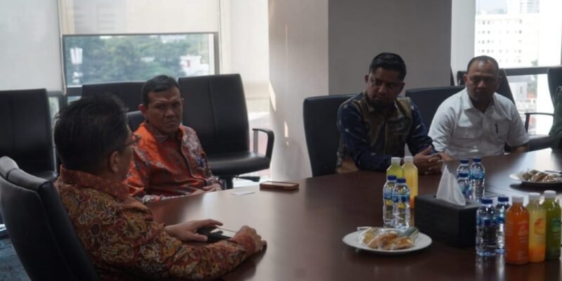 Wakil Gubernur Aceh, Fadhlullah, SE, saat menggelar pertemuan dengan jajaran manajemen PT Pertamina Geothermal Energy Tbk (PGE), di Grha Pertamina, Jakarta, Senin, (5/5/2025).
