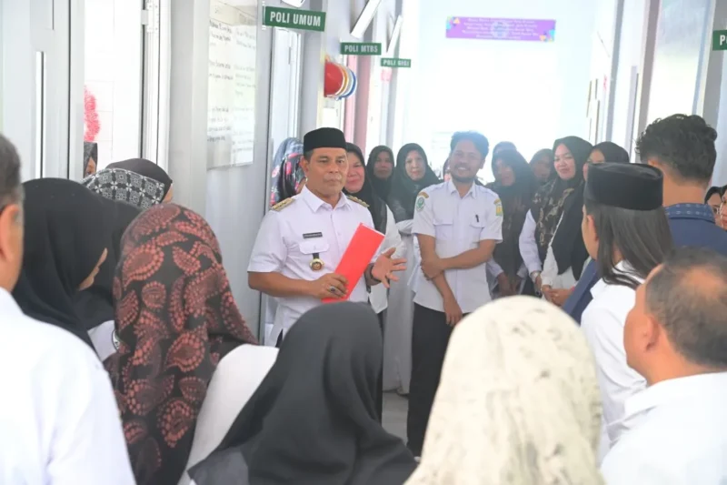 Bupati Aceh Besar Muharram Idris memberikan arahan saat kunjungan ke puskesmas di kabupaten Aceh Besar