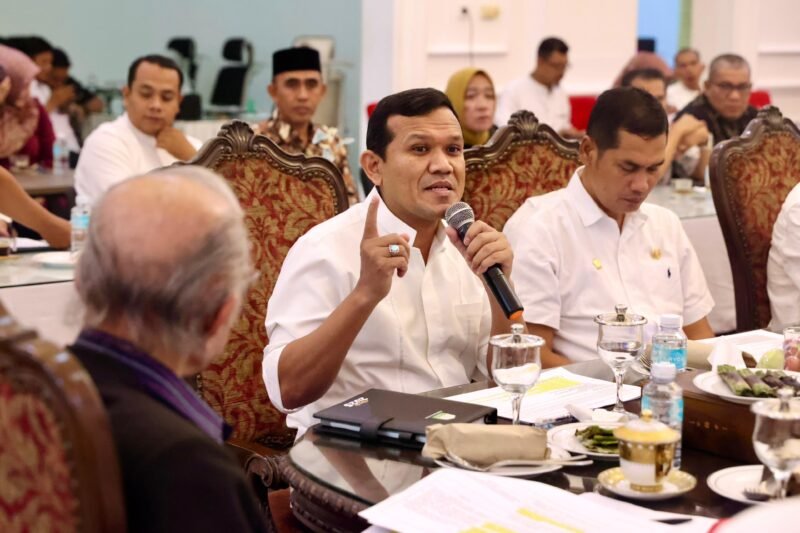 Wakil Gubernur Aceh Fadhlullah,  didampingi Plt Sekda Aceh, M. Nasir S.IP, MPA,  dan sejumlah Kepala SKPA, melakukan pertemuan dengan Wali Nanggroe juga Pimpinan dan Anggota DPRA, di Meuligoe Wali Nanggroe, Jumat, (09/05/2024). Foto: Biro Adpim Setda Aceh