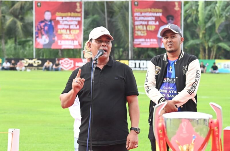 Bupati Aceh Besar, H Syech Muharram Idris menyampaikan sambutan dan seklaigus membuka turnamen sepak bola PS AMLA Cup 2025 di Lapangan Sepak Bola Gampong Lamteungoh, Kecamatan Ingin Jaya, Aceh Besar, Senin (12/05/2025). Foto: Dok. MC Aceh Besar