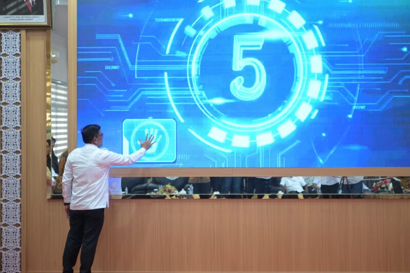 Asisten III Sekda Aceh, Muhammad Diwarsyah, meluncurkan aplikasi Tugas Belajar SIKULA (Sistem Informasi Tugas Belajar) di Kantor BPSDM Aceh, Rabu (14/5/2025). Aplikasi ini dihadirkan sebagai bagian dari transformasi digital dalam layanan kepegawaian, khususnya dalam mendukung peningkatan kapasitas Aparatur Sipil Negara (ASN) di Aceh. Foto: Dok. Biro Adpim Setda Aceh