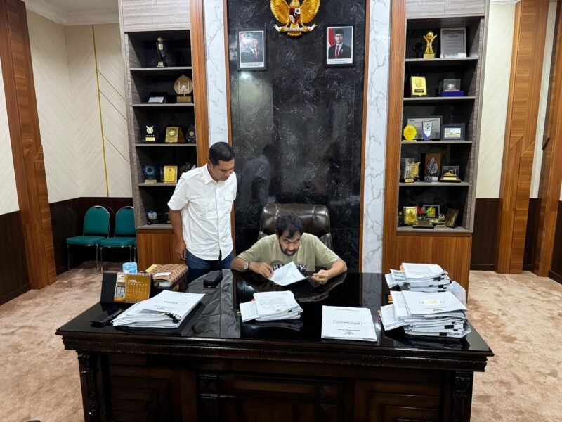 Mualem Tiba di Banda Aceh, Langsung Bekerja Hingga Larut Malam. Foto: Biro Adpim Setda Aceh