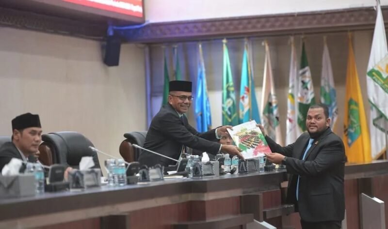 Ketua Banleg DPR Aceh Irfansyah serahkan Program Legislasi Aceh 2024-2029 kepada Wakil Ketua DPR Aceh Saifuddin Muhammad, Selasa 15/4/2025. Foto: Dok. DPR Aceh