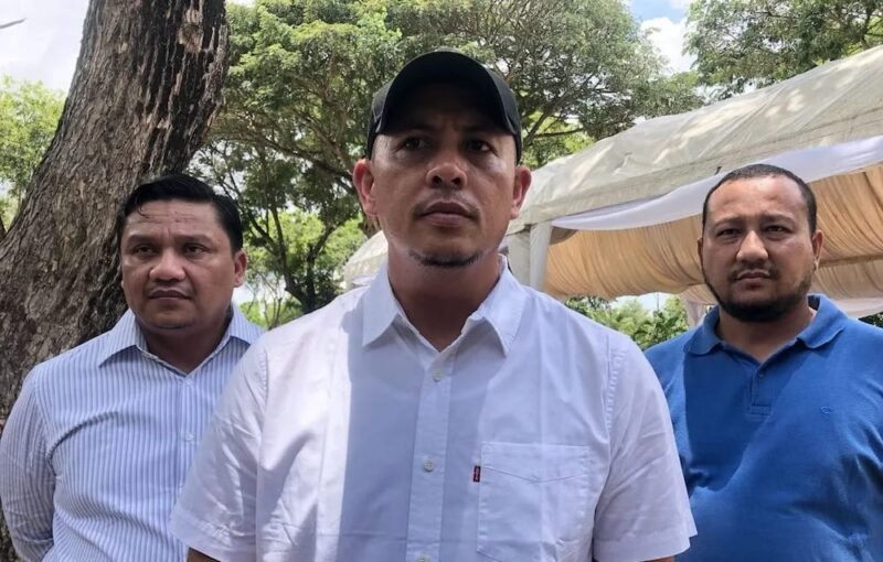 Ketua Komisi V DPR Aceh, Rijaluddin saat Merespon sejumlah tuntutan buruh di Aceh. Foto: Dok. Riska Zulfira/masakini.co