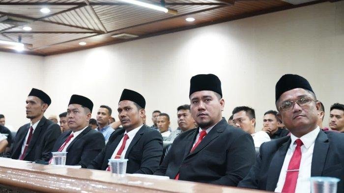 Lima Komisioner Komisi Informasi Aceh (KIA) periode 2025-2029 yang ditetapkan dalam rapat paripurna DPRA, Selasa (15/4/2025). Foto: Dok. Pribadi/AcehNow