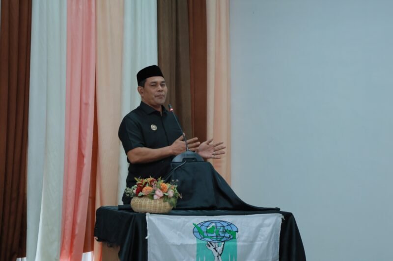 Bupati Aceh Besar, Muharram Idris memberi sambutan pada seremoni Pelantikan, Diskusi Publik, dan Muskerda PD KAMMI Aceh Besar periode 2025–2027 di Gedung Dekranasda Aceh Besar, Kecamatan Ingin Jaya, pada Jumat (23/5/2025). Foto: Dok. MC Aceh Besar