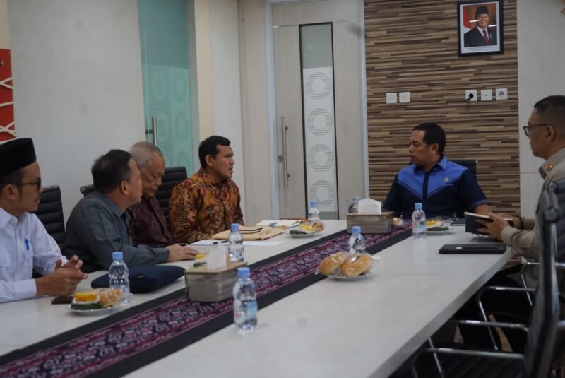 Wakil Gubernur Aceh, Fadlullah didampingi Juru Bicara Pemerintah Aceh, Teuku Kamaruzzaman, dan sejumlah Anggota DPR Aceh serta Wakil Walikota Subulussalam saat bertemu Kepala KKK, Senin, 28 Mei 2025. Foto: Dok. Biro Adpim Setda Aceh