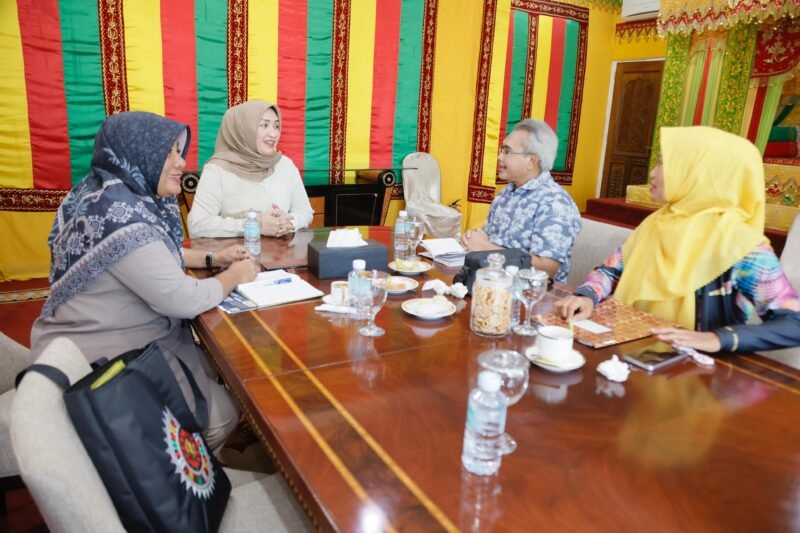 Ketua TP PKK Aceh Marlina Muzakir Menerima Audiensi Pengurus YJI Aceh di ruang adat, pendopo Gubernur Aceh , Rabu 28 /5/2025. Foto: Dok. Biro Adpim Setda Aceh