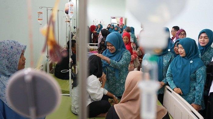HARI TALASEMIA SEDUNIA - Ketua Staf Ahli TP PKK Aceh, Mukarramah Fadhlullah beserta pengurus PKK memperingati Hari Talasemia Sedunia dengan berbagi bingkisan dan santunan untuk pasien Talasemia yang sedang menjalani transfusi darah, di Gedung Onkologi RSUD Zainoel Abidin, Banda Aceh, Kamis (8/5/2025). 