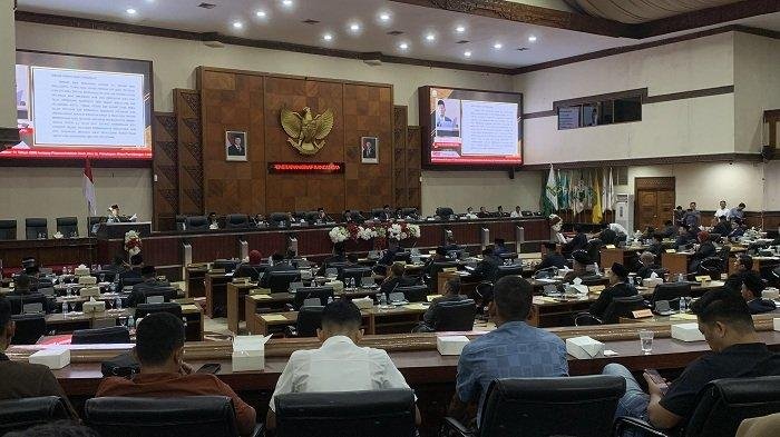 Ketua Tim Revisi UUPA DPRA, Tgk Anwar Ramli, menyampaikan hasil revisi UUPA dalam rapat paripurna yang digelar di gedung utama DPRA, di Banda Aceh, Rabu (21/5/2025).