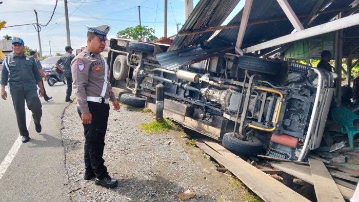 Kecelakaan lalu lintas yang melibatkan satu unit bus di Gampong Suak Timah, Kecamatan Samatiga, Aceh Barat, pada Kamis (8/5/2025) lalu.
