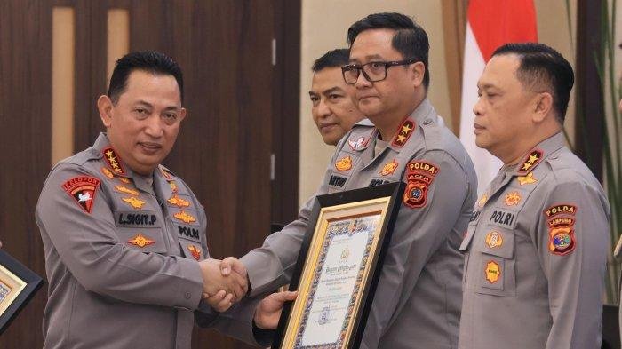 Kapolri Jenderal Pol. Listyo Sigit Prabowo menyerahkan penghargaan kepada Kapolda Aceh, Irjen Achmad Kartiko, di Rupatama Mabes Polri, Jakarta Selatan, Rabu (21/5/2025). 