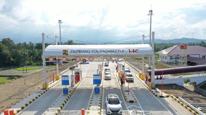 JALAN TOL SIBANCEH – Sejumlah kendaraan tampak melewati Gerbang Tol (GT) Padang Tiji saat mudik lebaran 1446 Hijriah. Wagub Aceh, Fadhlullah menyurati Kementerian PUPR untuk membuka secara khusus Seksi I Seulimeum-Padang Tiji Jalan Tol Sibanceh guna memudahkan keberangkatan dan kepulangan jamaah haji.