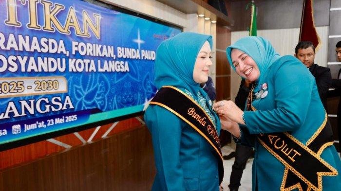 Ketua Tim Penggerak PKK Aceh, Marlina saat melantik Devi Jeffri Sentana sebagai Ketua TP PKK, Bunda PAUD, Ketua Dekranasda, Ketua FORIKAN dan Ketua Pembina Posyandu Kota Langsa masa bakti 2025–2030, di gedung aula rapat Setda Kota Langsa, Sabtu (24/5/2025). 