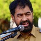 Gubernur Aceh Muzakir Manaf, mempimpin Apel Gabungan dan halal-bihalal Idul Fitri 1446 H, yang diikuti seluruh kepala SKPA dan ASN lingkungan Setda Aceh, di Halaman Kantor Gubernur Aceh, Senin (8/4/2025). Mualem Keluarkan Rekom Calon Pengurus Bank Aceh, Kandidat Diminta Persiapkan Dokumen Proses ke OJK. 