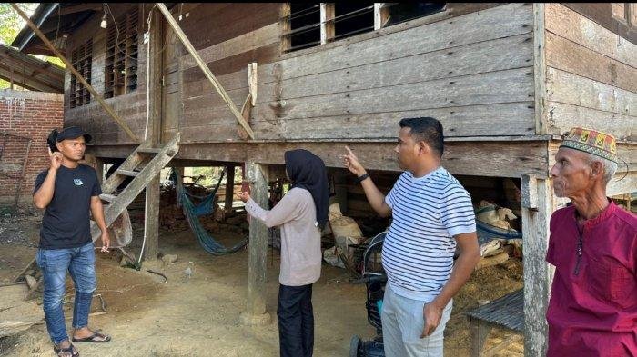 Anggota DPR Aceh, Munawar AR alias Ngoh Wan saat turun ke Gampong Atong, Kecamatan Montasik, Kabupaten Aceh Besar, Kamis (29/5/2025) 