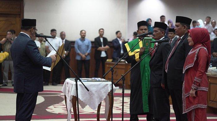 Wakil Ketua Ketua DPRA Ali Basrah memandu pengambilan sumpah jabatan pelantikan anggota Dewan Perwakilan Rakyat Aceh (DPRA) masa jabatan 2024-2029, di ruang sidang paripurna DPRA, Banda Aceh, Rabu (21/5/2025).