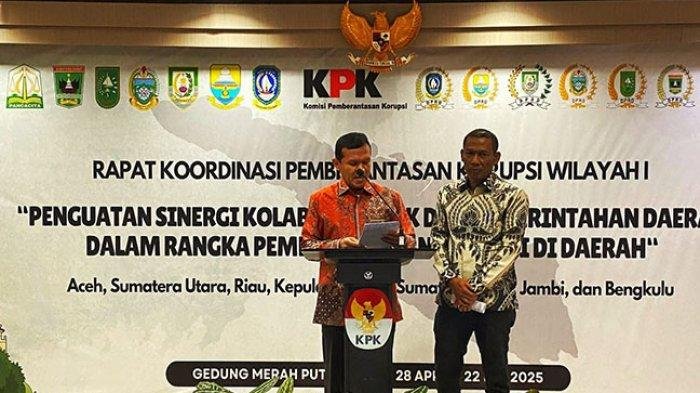 SAMPAIKAN SAMBUTAN - Wakil Gubernur Aceh, Fadlullah, didampingi Ketua DPRA, Zulfadhli saatmemerikan sambutan di Gedung Merah Putih KPK RI, Jakarta Selatan, Senin, 5 Mei 2025.