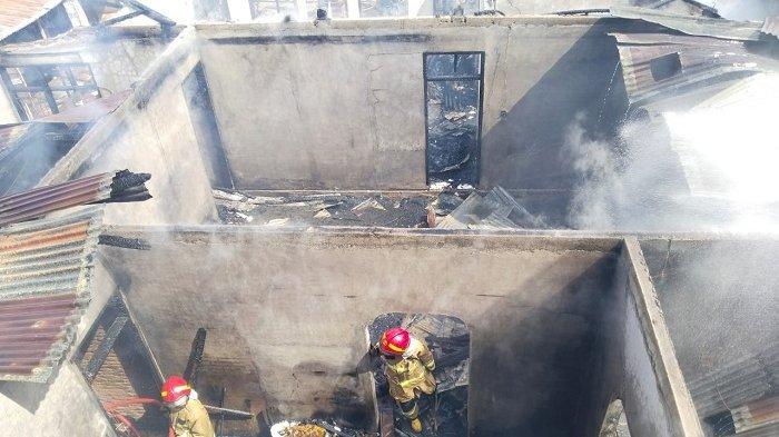 Petugas melakukan upaya pendinginan terhadap rumah tang terbakar di Gampong Rumpet, Kecamatan Krueng Barona Jaya, Rabu (14/5/2025)