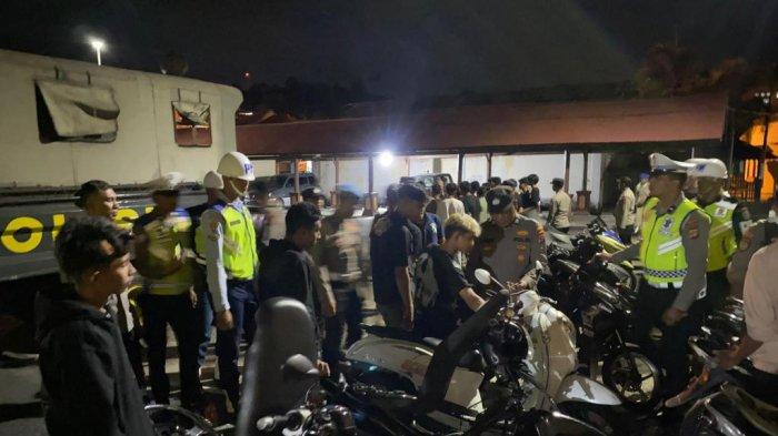 Personel gabungan Polres Sabang saat mengamankan puluhan sepeda motor (sepmor) yang digunakan untuk aksi balap liar dalam Operasi Pekat 2025 di kawasan Sabang Fair, Minggu (11/5/2025) dini hari. 