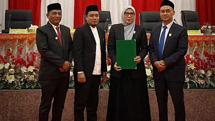 RAPAT PARIPURNA - Pimpinan DPRK Sabang bersama Pj Wali Kota Sabang, Andri Nourman, foto bersama usai Rapat Paripurna pengumuman hasil penetapan pasangan calon Wali Kota dan Wakil Wali Kota Sabang terpilih masa jabatan 2025–2030, di ruang sidang utama DPRK Sabang, Jumat (2/5/2025)