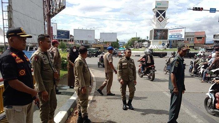 RAZIA BUSANA - Petugas Satpol PP dan WH Aceh Besar berpatroli di Bundaran Lambaro, Kecamatan Ingin Jaya, Kabupaten Aceh Besar, Kamis (8/5/2025). 