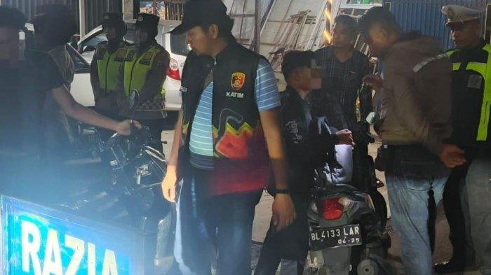 Hampir seratusan personel gabungan Polresta Banda Aceh dan Polsek jajaran setempat menggelar razia dengan fokus utama pada pencegahan tindak kriminalitas serta pelanggaran lalu lintas, Jumat (30/5/2025) dimulai pukul 00.00 WIB tengah malam hingga dini hari. 