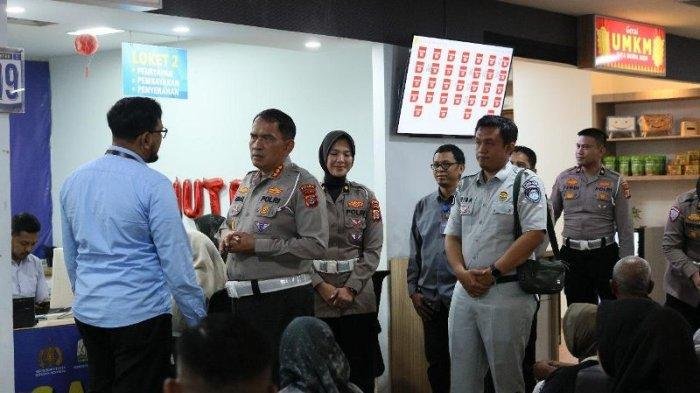 Dirlantas Polda Aceh, Kombes Pol Muhammad Iqbal Alqudusy, berserta jajarannya saat meninjau layanan SIM Corner dan layanan Ganti STNK 5 Tahun di Samsat Corner MPP Banda Aceh, Rabu (14/5/2025). 