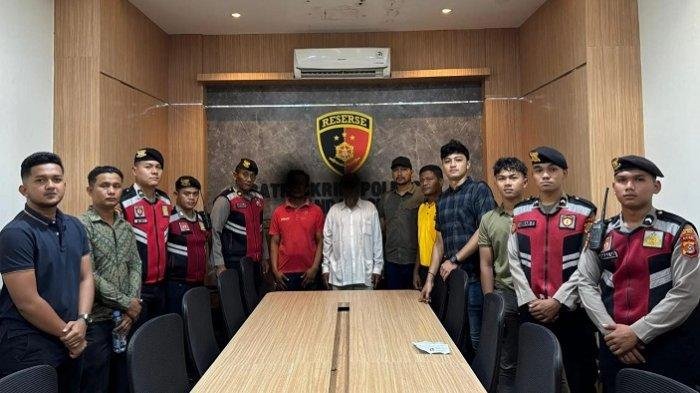 Satgas Anti Premanisme Polresta Banda Aceh amankan preman berkedok juru parkir (jukir) liar di seputaran Masjid Raya Baiturrahman, Banda Aceh, Jumat (23/5/2025). 