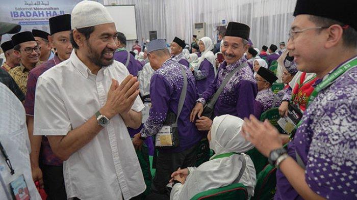 Gubernur Aceh Muzakir Manaf atau akrab disapa Mualem didampingi Kepala BPH RI, KH Mochamad Irfan Yusuf Hasyim alias Gus Irfan menghadiri acara pelepasan jamaah calon haji di Asrama Haji Embarkasi Aceh, Banda Aceh, Sabtu (17/5/2025). Sebanyak 393 jamaah calon haji asal Banda Aceh yang tergabung dalam kelompok terbang (kloter) 1 akan terbang ke Tanah Suci pada pagi ini, Minggu (18/5/2025).
