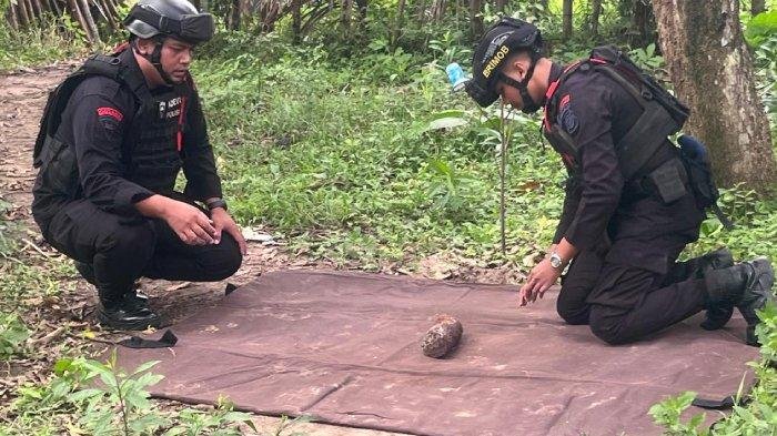 Tim Jibom Sat Brimob Polda Aceh melakukan disposal terhadap bom jenis proyektil peninggalan Belanda di Desa Mon Ikeun, Kecamatan Lhoknga, Aceh Besar, Sabtu (10/5/2025). 