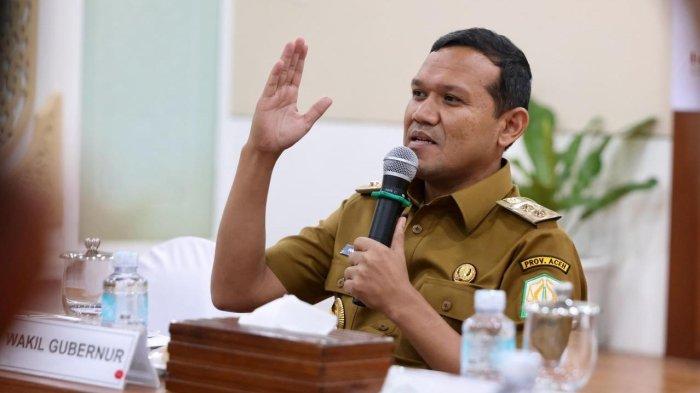 Wagub Aceh, Fadhlullah, SE alias Dek Fadh ditunjuk menjadi Pelaksana Harian (Plh) Gubernur Aceh lantaran Gubernur Muzakir Manaf masih menjalani perawatan kesehatan di Singapura. 
