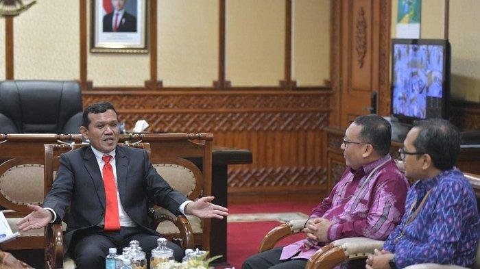 AUDIENSI BANK INDONESIA – Wakil Gubernur Aceh (Wagub), Fadhlullah menerima silaturahmi Kepala Bank Indonesia (BI) Perwakilan Aceh, Agus Chusaini, dan rombongan di ruang rapat Wakil Gubernur Aceh, Jumat (2/5/2025). 