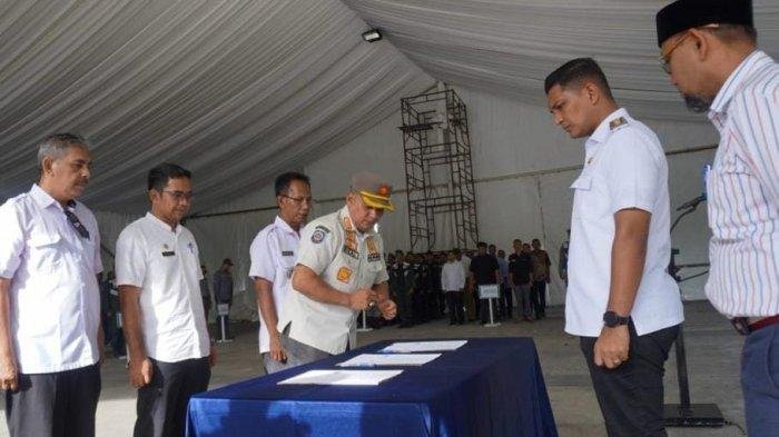 Wakil Wali Kota Banda Aceh, Afdhal Khalilullah memimpin langsung apel penyerahan personel Satpol PP-WH ke tiga kecamatan yakni Meuraxa, Baiturrahman, dan Kuta Alam di Halaman Balai Kota, Rabu (21/5/2025)