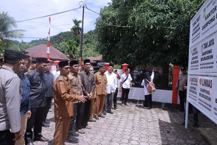 Bupati Aceh Besar H Muharram Idris (Syech Muharram) meninjau kesiapan mengikuti Lomba Gampong Tingkat Provinsi Aceh Tahun 2025, di gampong Beuradeun Kecamatan Peukan Bada, Kabupaten Aceh Besar, Kamis (8/5/2025).