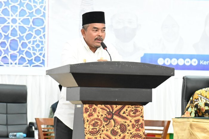 Asisten II Sekdakab Aceh Besar H. M Ali S.Sos MSi, memberi sambutan dalam acara pelepasan jamaah calon haji Kabupaten Aceh Besar di Aula Jeddah Asrama Haji Banda Aceh, Selasa (28/05/2025)