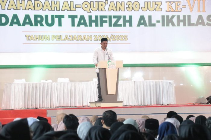 Kepala Dinas Pendidikan Dayah Abu Bakar S.Ag memberikan sambutan pelepasan dan wisuda santriwan-santriwati Syahadah Al Quran 30 Juz ke-VII Ma'had Daarut Tahfiz Al-Ikhlas tahun pelajaran 2024-2025, di Komplek Villa Buana Gardenia Gampong Lampasi Engking