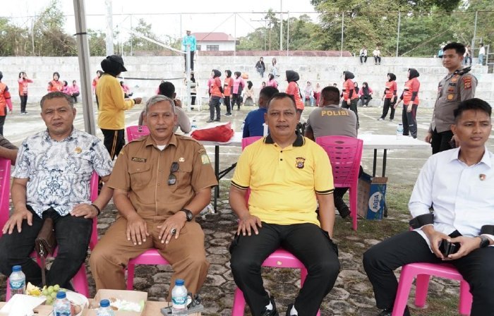 Kadisparpora Aceh Besar Abdullah SSos, menghadiri pembukaan Turnamen Bola Voli dalam rangka memperingati HUT ke-79 Bhayangkara, di lapangan voli Mapolres Aceh Besar, Kota Jantho, Senin (26/5/2025) Foto: Dok, Humas Polres Aceh Besar