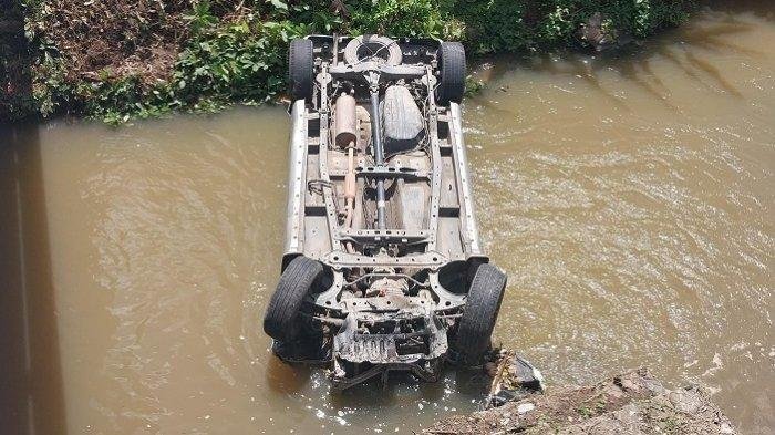Avanza terbalik ke sungai usai tabrakan dengan motor yang diduga belok mendadak ke arah kanan tanpa memperhatikan arus lalu lintas di kawasan Gampong Lingom, Kecamatan Indrapuri, Aceh Besar, Minggu (18/5/2025) siang.